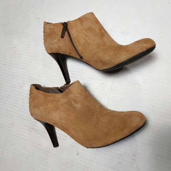 DKNY Shoes - DKNY Tan Ankle Boots Size 10M